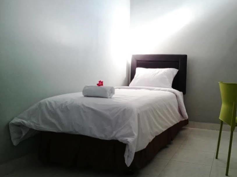 Reddoorz Plus @ Hotel Star 88 Tugu Kültér fotó